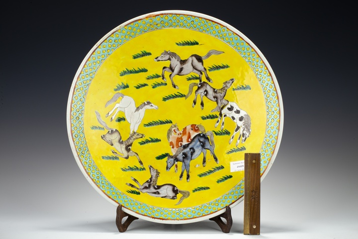 古玩陶瓷清晚·黃地粉彩八駿圖大盤（42）拍賣，當(dāng)前價(jià)格28000元