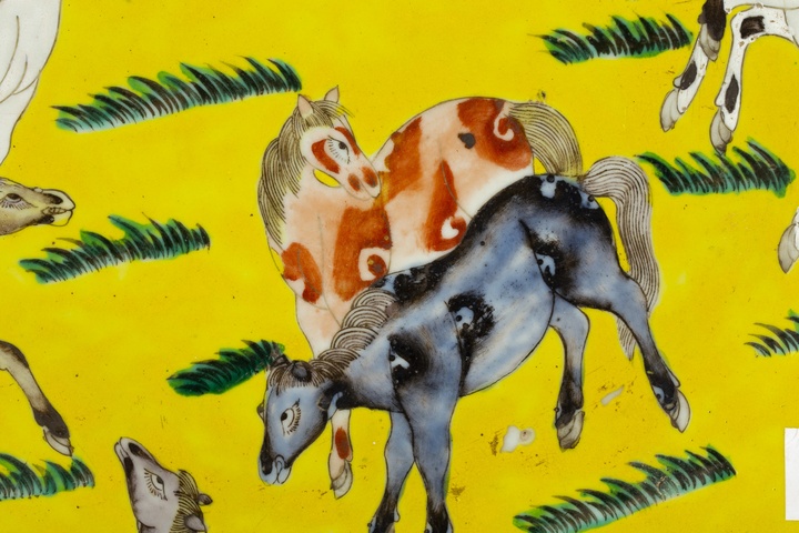 古玩陶瓷清晚·黃地粉彩八駿圖大盤（42）拍賣，當(dāng)前價(jià)格28000元