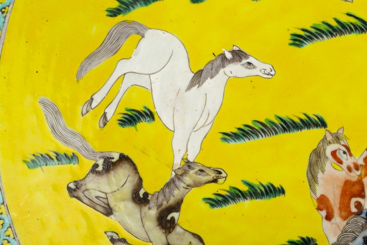 古玩陶瓷清晚·黃地粉彩八駿圖大盤（42）拍賣，當(dāng)前價(jià)格28000元