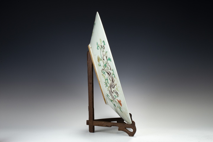 古玩陶瓷清晚·黃地粉彩八駿圖大盤（42）拍賣，當(dāng)前價(jià)格28000元