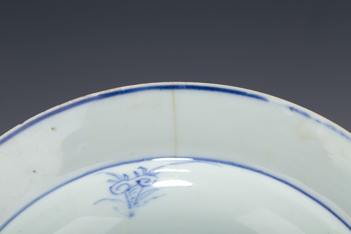 古玩陶瓷清康熙·青花西廂記草橋驚夢圖折沿盤真品鑒賞圖