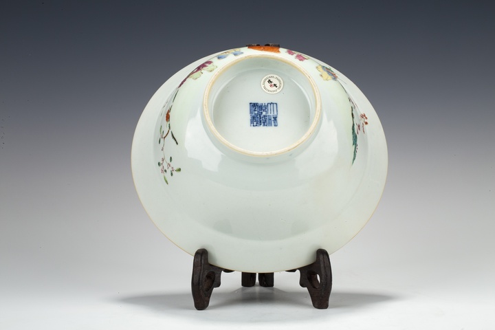 古玩陶瓷清乾隆·粉彩五子奪魁紋折沿大碗真品鑒賞圖