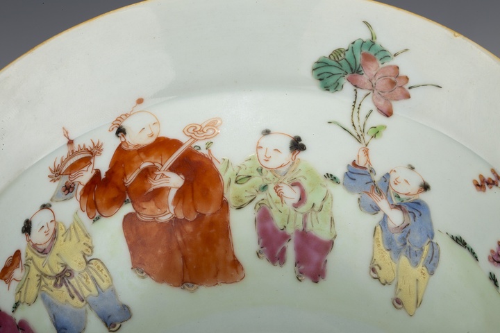 古玩陶瓷清乾隆·粉彩五子奪魁紋折沿大碗真品鑒賞圖