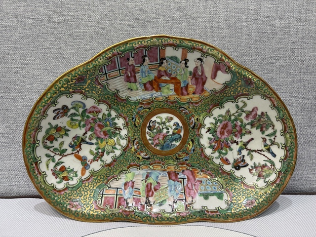 古玩陶瓷人物花鳥蝶紋廣彩盤真品鑒賞圖