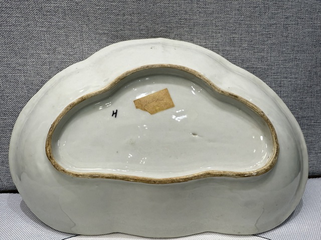 古玩陶瓷人物花鳥蝶紋廣彩盤真品鑒賞圖