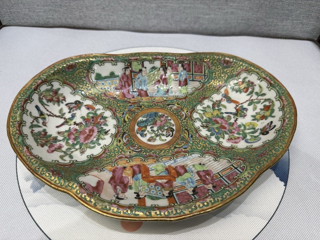 古玩陶瓷人物花鳥蝶紋廣彩盤真品鑒賞圖