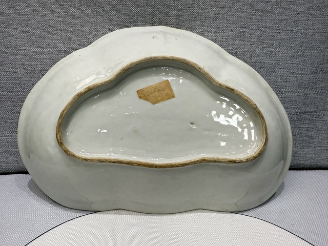古玩陶瓷人物花鳥蝶紋廣彩盤真品鑒賞圖