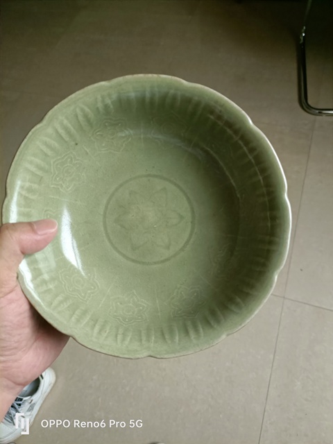 古玩陶瓷龍泉窯葵口印花碗真品鑒賞圖