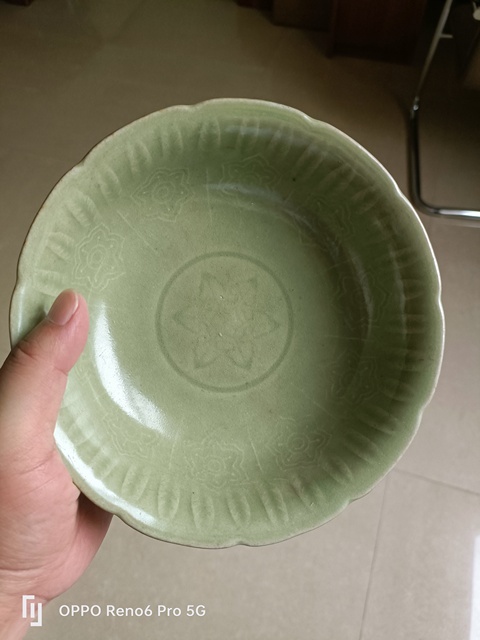 古玩陶瓷龍泉窯葵口印花碗真品鑒賞圖