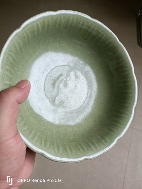古玩陶瓷龍泉窯葵口印花碗真品鑒賞圖