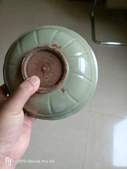 古玩陶瓷龍泉窯葵口印花碗真品鑒賞圖