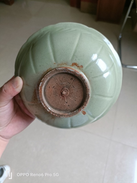 古玩陶瓷龍泉窯葵口印花碗真品鑒賞圖