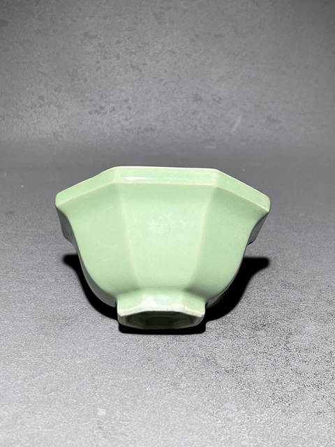 古玩陶瓷清冬青釉八方杯拍賣(mài)，當(dāng)前價(jià)格2200元