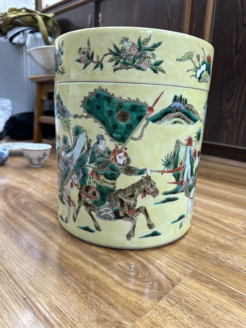 古玩陶瓷黃地五彩人物故事紋蓋缸真品鑒賞圖