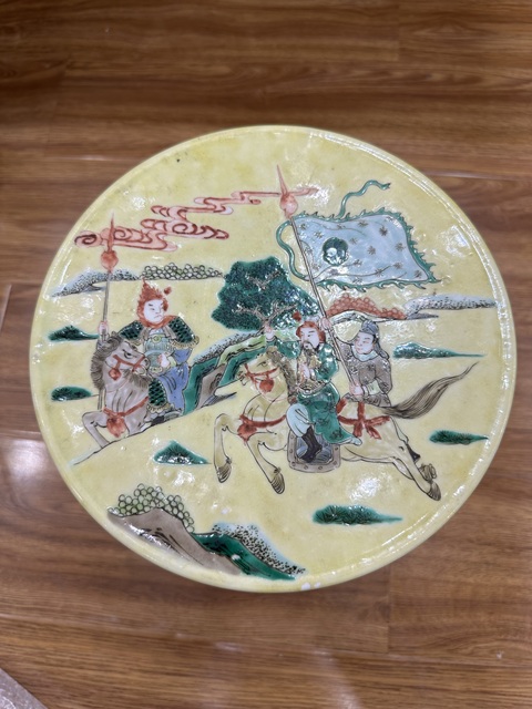 古玩陶瓷黃地五彩人物故事紋蓋缸真品鑒賞圖