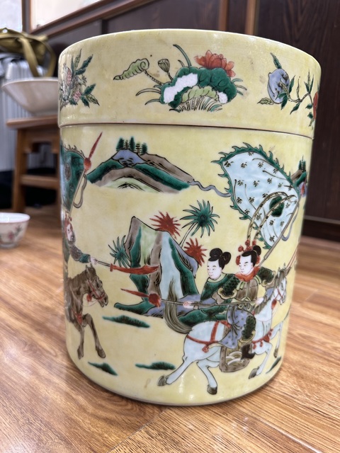 古玩陶瓷黃地五彩人物故事紋蓋缸真品鑒賞圖