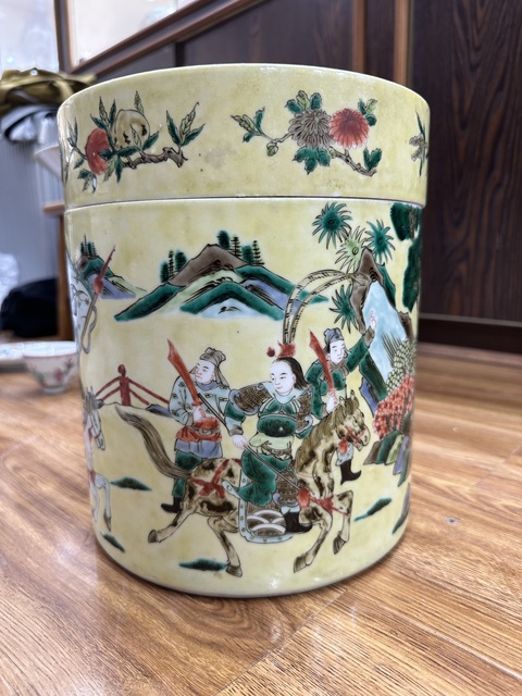 古玩陶瓷黃地五彩人物故事紋蓋缸真品鑒賞圖
