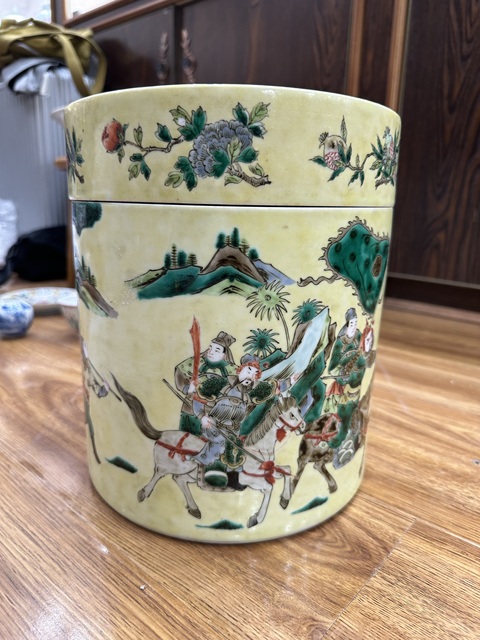古玩陶瓷黃地五彩人物故事紋蓋缸真品鑒賞圖