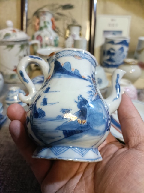 古玩陶瓷康熙青花礬紅山水人物紋茶壺拍賣，當(dāng)前價(jià)格3888元