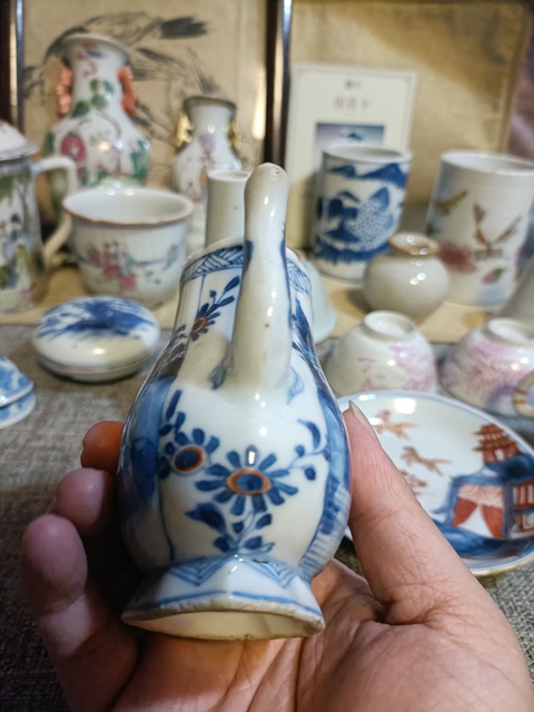 古玩陶瓷康熙青花礬紅山水人物紋茶壺拍賣，當(dāng)前價(jià)格3888元