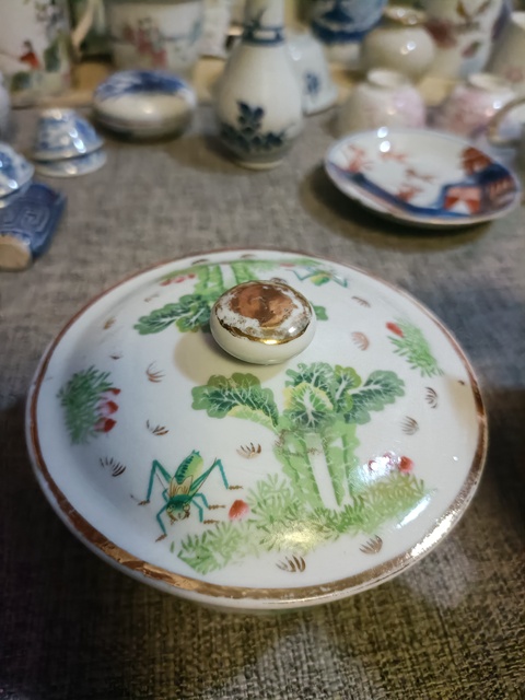 古玩陶瓷民國(guó)粉彩白菜蟈蟈圖蓋罐拍賣(mài),當(dāng)前價(jià)格2888元