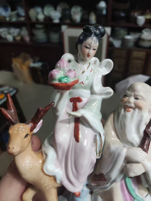 古玩陶瓷麻姑獻(xiàn)壽圖塑像拍賣，當(dāng)前價(jià)格398元