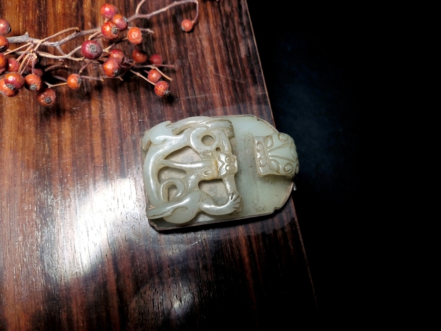 古玩玉器清代和田玉雕“龍紋帶扣”木盒拍賣,當前價格22000元