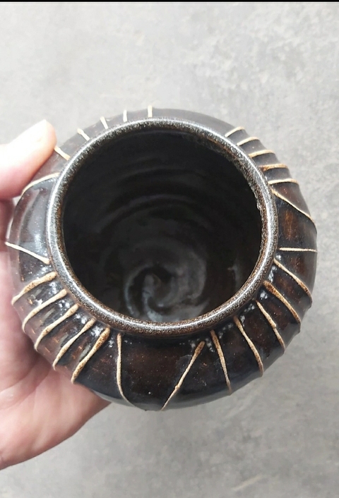 古玩陶瓷醬釉線條紋罐真品鑒賞圖