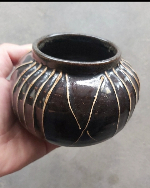 古玩陶瓷醬釉線條紋罐真品鑒賞圖
