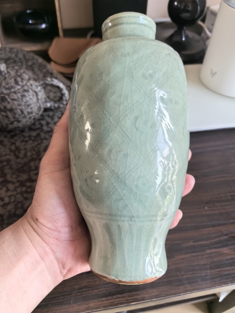 古玩陶瓷龍泉青瓷刻網格紋梅瓶真品鑒賞圖