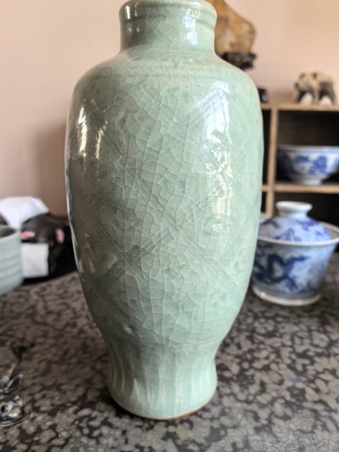 古玩陶瓷龍泉青瓷刻網格紋梅瓶真品鑒賞圖