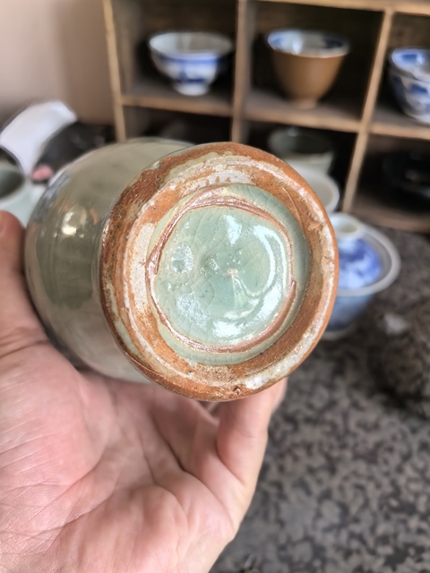 古玩陶瓷龍泉青瓷刻網格紋梅瓶真品鑒賞圖