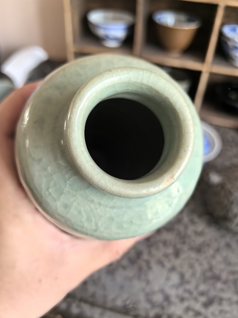 古玩陶瓷龍泉青瓷刻網格紋梅瓶真品鑒賞圖