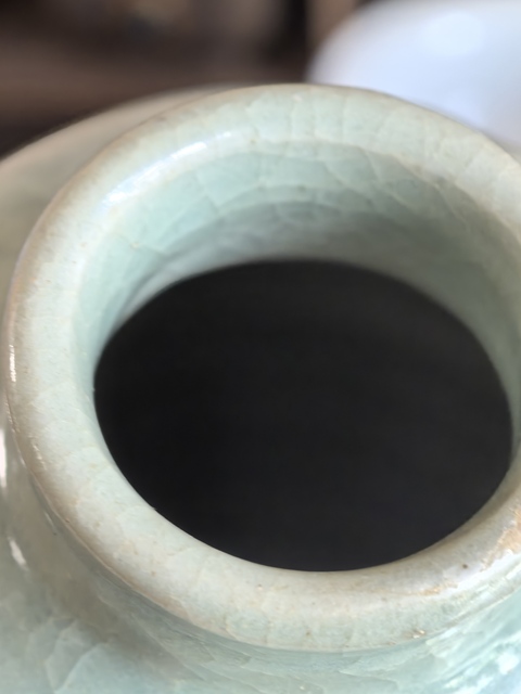 古玩陶瓷龍泉青瓷刻網格紋梅瓶真品鑒賞圖