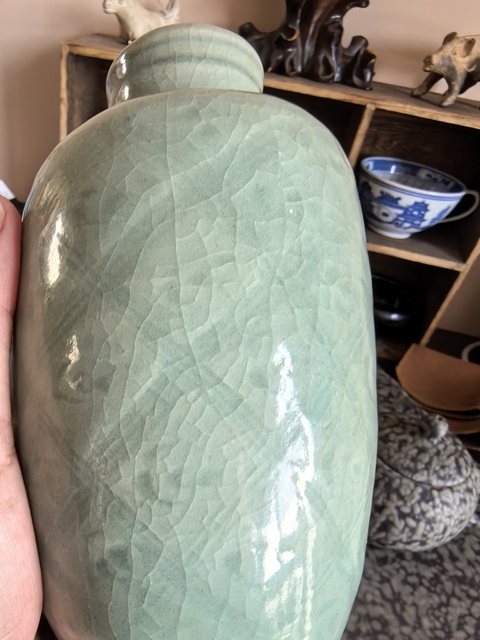 古玩陶瓷龍泉青瓷刻網格紋梅瓶真品鑒賞圖