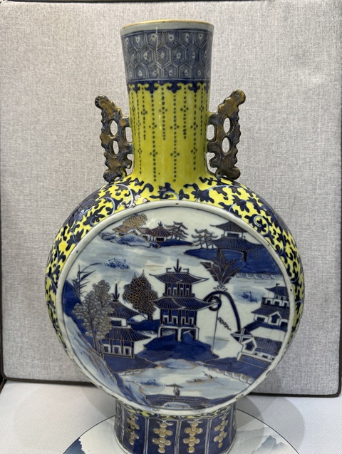 古玩陶瓷樓臺亭閣山水紋青花抱月瓶真品鑒賞圖