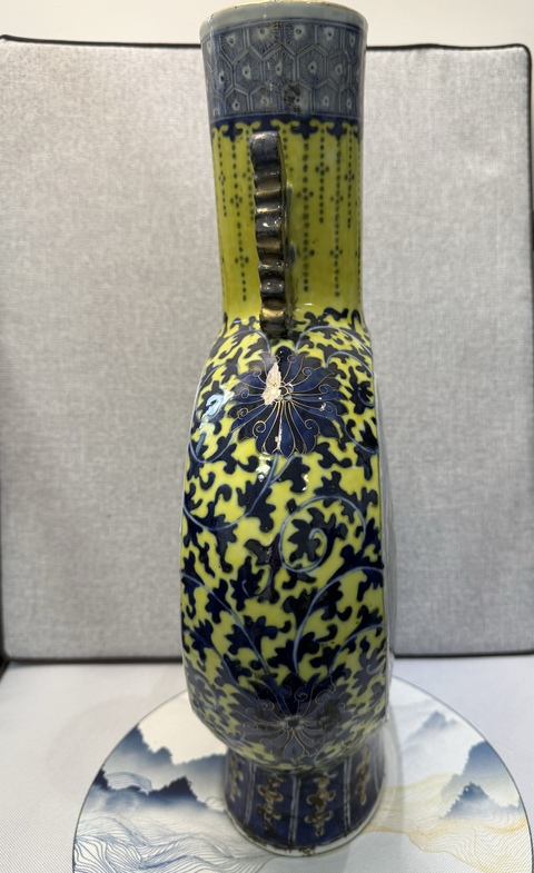 古玩陶瓷樓臺亭閣山水紋青花抱月瓶真品鑒賞圖