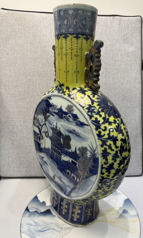 古玩陶瓷樓臺亭閣山水紋青花抱月瓶真品鑒賞圖