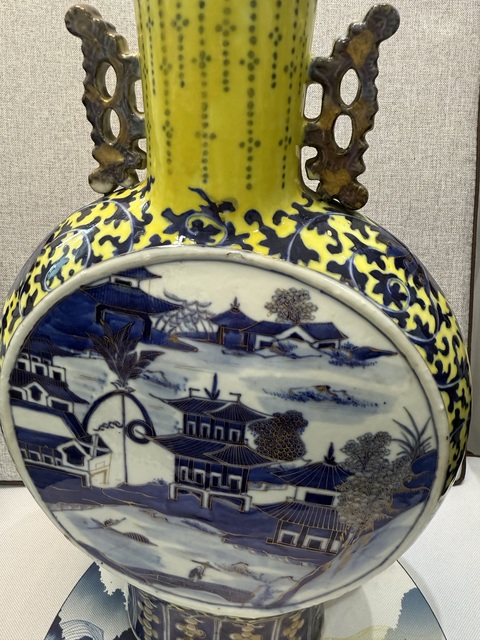 古玩陶瓷樓臺亭閣山水紋青花抱月瓶真品鑒賞圖
