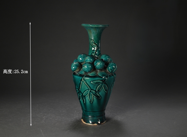 古玩陶瓷綠釉貼塑瓶真品鑒賞圖
