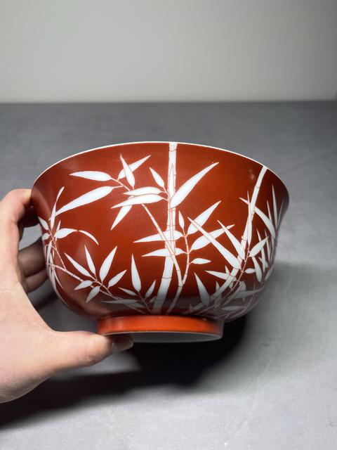 古玩陶瓷珊瑚紅地留白竹紋碗真品鑒賞圖