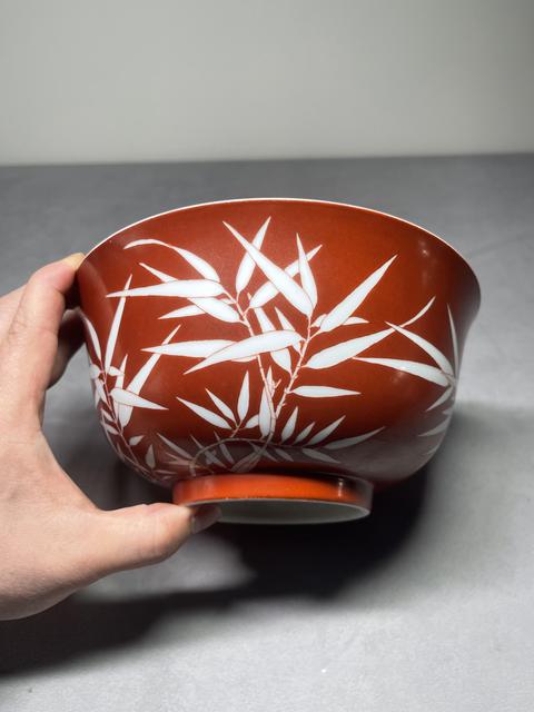 古玩陶瓷珊瑚紅地留白竹紋碗真品鑒賞圖