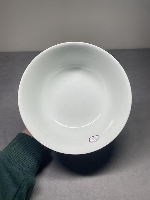 古玩陶瓷珊瑚紅地留白竹紋碗真品鑒賞圖
