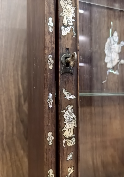 古玩雜項(xiàng)清代紅木嵌螺鈿掛柜(鼻煙壺柜)拍賣,當(dāng)前價(jià)格28888元