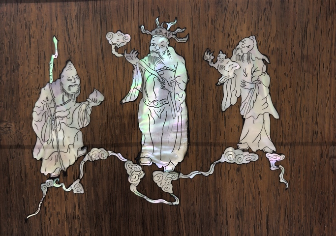 古玩雜項(xiàng)清代紅木嵌螺鈿掛柜(鼻煙壺柜)拍賣,當(dāng)前價(jià)格28888元