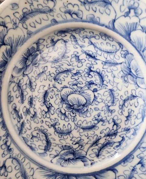 古玩陶瓷青花纏枝花卉紋盤真品鑒賞圖
