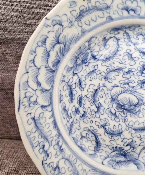 古玩陶瓷青花纏枝花卉紋盤真品鑒賞圖