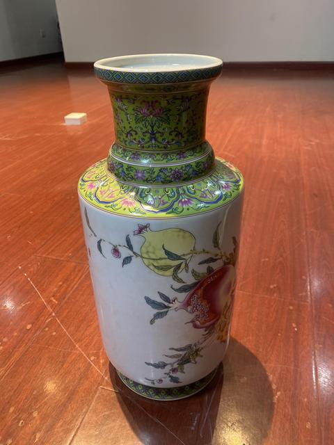 古玩陶瓷黃地粉彩福壽紋棒槌瓶真品鑒賞圖