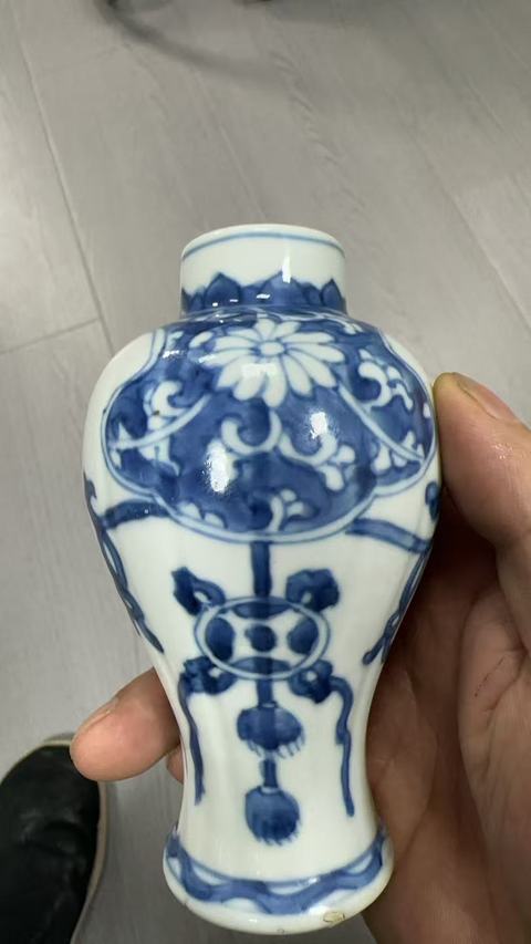 古玩陶瓷青花花卉紋梅瓶真品鑒賞圖