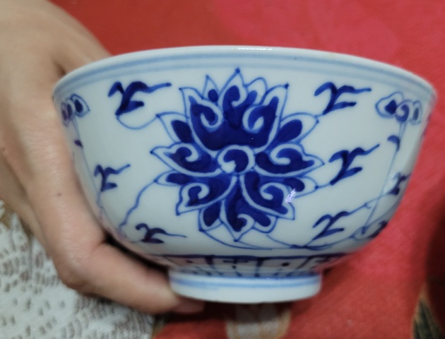 古玩陶瓷花卉紋青花碗真品鑒賞圖